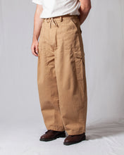 Load image into Gallery viewer, TWILL CARGO BALLOON PANTS - BEIGE