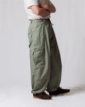 Load image into Gallery viewer, NYLON CARGO BALLOON PANTS - OLIVE