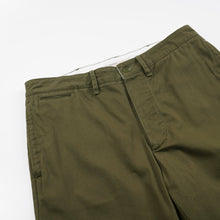 Load image into Gallery viewer, WASHED OFFICER CHINO PANTS - OLIVE