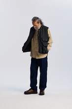 Load image into Gallery viewer, Herringbone Wool Hunting Vest - Grey Black
