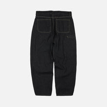 Load image into Gallery viewer, CURVED DENIM PANTS - BLACK

