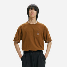 Load image into Gallery viewer, HORSESHOE POCKET TEE - BROWN
