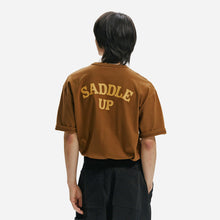 Load image into Gallery viewer, HORSESHOE POCKET TEE - BROWN
