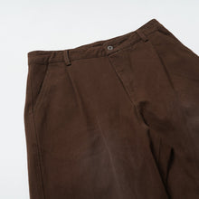 Load image into Gallery viewer, WASHED ONE TUCK CHINO PANTS - BROWN
